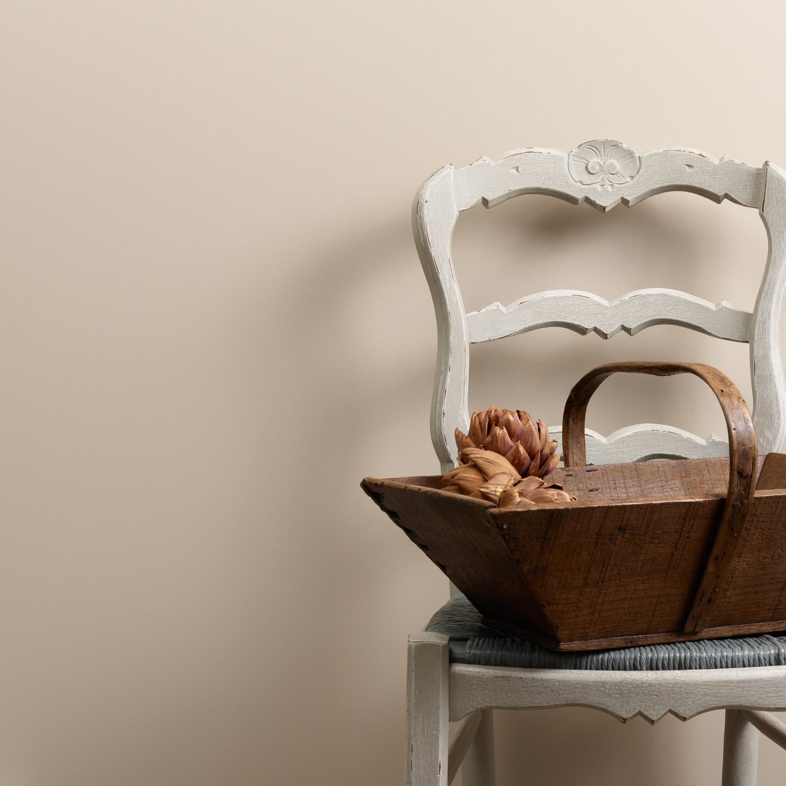 Vanha valkoinen seinä ja listmaali kestävä Frenchic. 