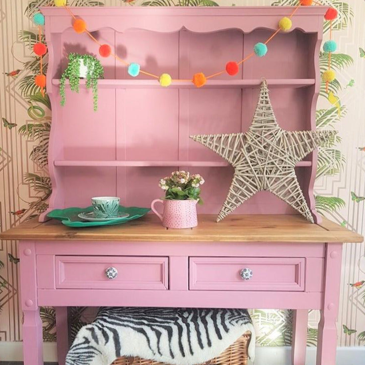 Kaappi maalattu pinkiksi käyttäen love letter frenchic paint maalia.