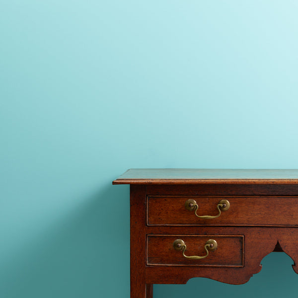 Kirkas turkoosi seinämaali on Beach Hut Frenchic maalisarjasta. 