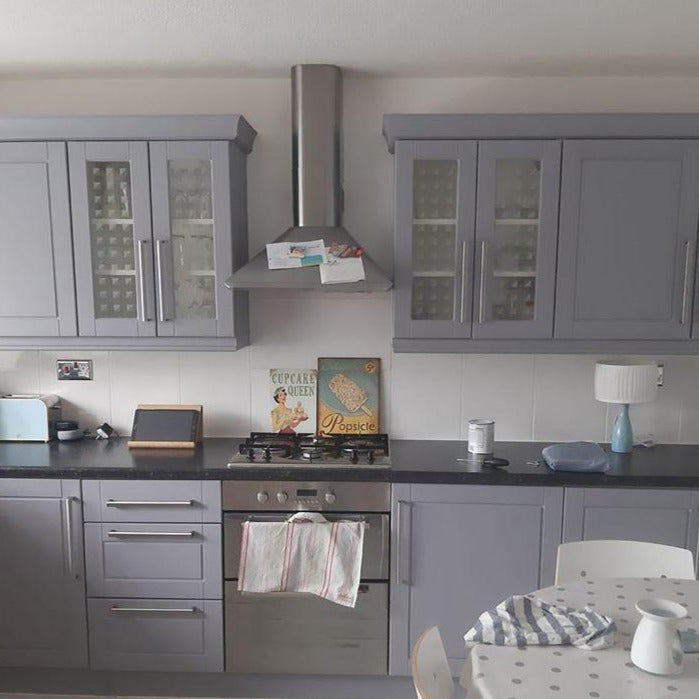 Kun etsit harmaata maalisävyä keittiökaappeihin... koska rakastat harmaata... mutta itse asiassa sinulla on liikaa harmaata... joten tarvitset jotain hieman harmaampaa... no, lila-vivahteinen Stormy voisi olla juuri se oikea. Tämä sävy solahtaa pehmeästi muiden harmaiden seuraan. Ajattele kesäiltojen taivasta, joka kaukaa alkaa muuttua ukkostamaan...!